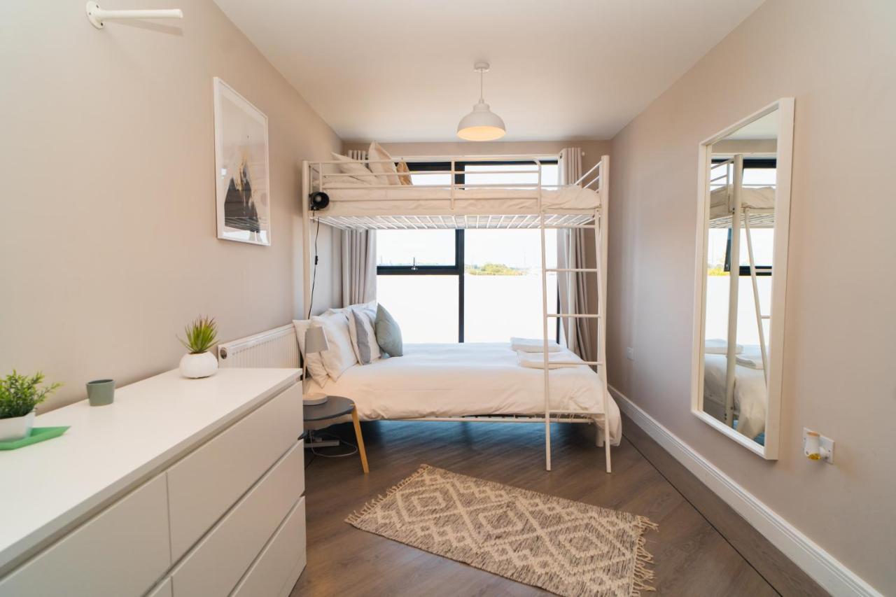 Beautiful Two Bedroom Harbour Side Apartment Пул Экстерьер фото