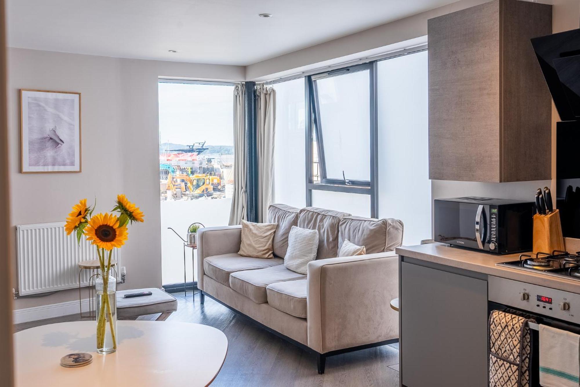 Beautiful Two Bedroom Harbour Side Apartment Пул Экстерьер фото
